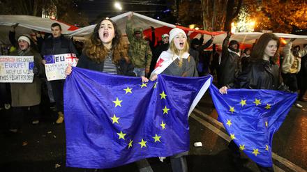 Anhänger der georgischen Oppositionsparteien tragen die Flaggen der Europäischen Union.