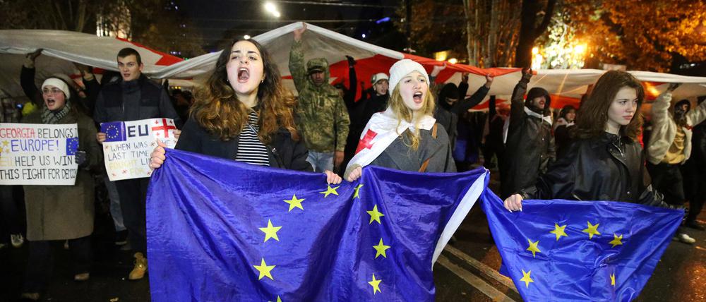 Anhänger der georgischen Oppositionsparteien tragen die Flaggen der Europäischen Union.