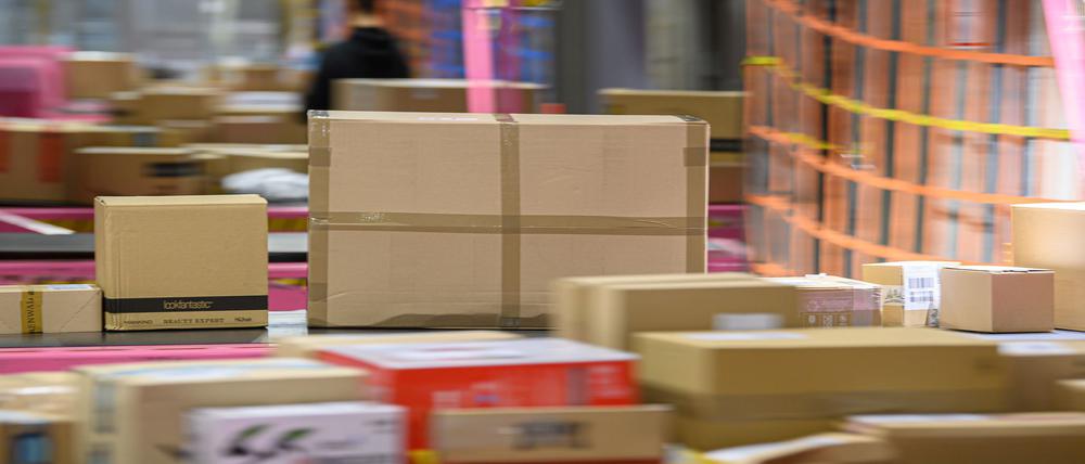 Transportband in einem DHL-Paketzentrum: In Paketen stecken manchmal auch für den Zoll Überraschungen. (Symbolbild)