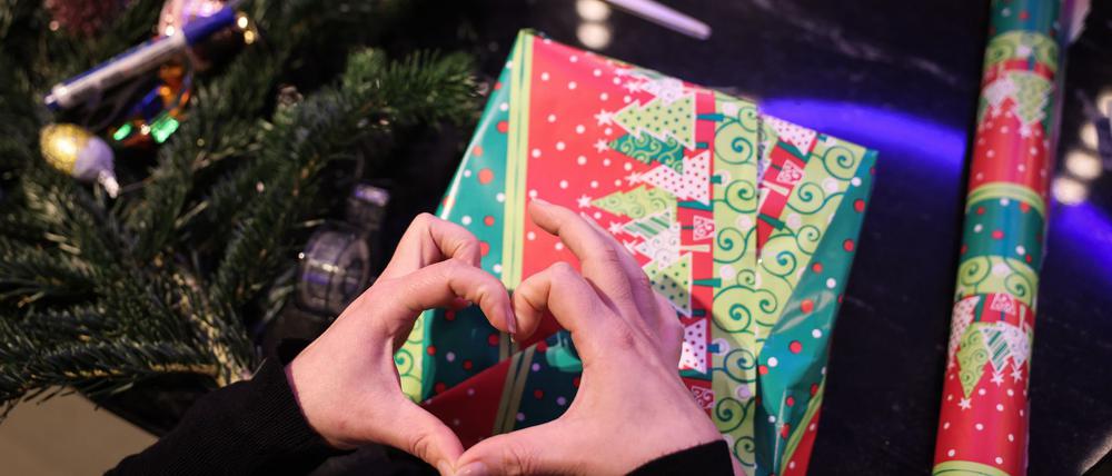 Laut einer repräsentativen Umfrage werden elf Prozent der Senioren Heiligabend allein sein. (Symbolbild)