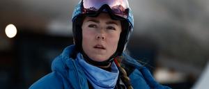 Mikaela Shiffrin feuert ihre Teamkollegen beim Welt-Cup im Fernsehen an.