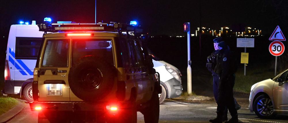 In Nordfrankreich sind mehrere Menschen durch Schüsse gestorben.