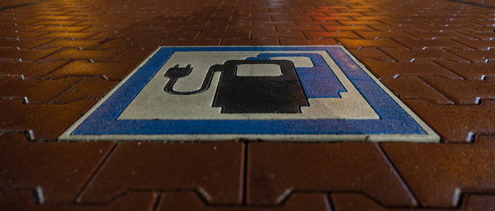 Ein Hinweis auf eine Ladesäule für Elektroautos (Symbolbild).