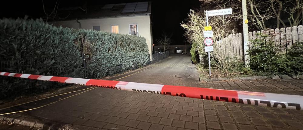 Absperrband der Polizei hängt in der Nähe des Tatorts.