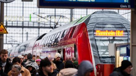 Zum Anrollen des Zugverkehrs auf der sanierten Riedbahn kam es noch zu Verspätungen - es ruckelt sich aber ein.