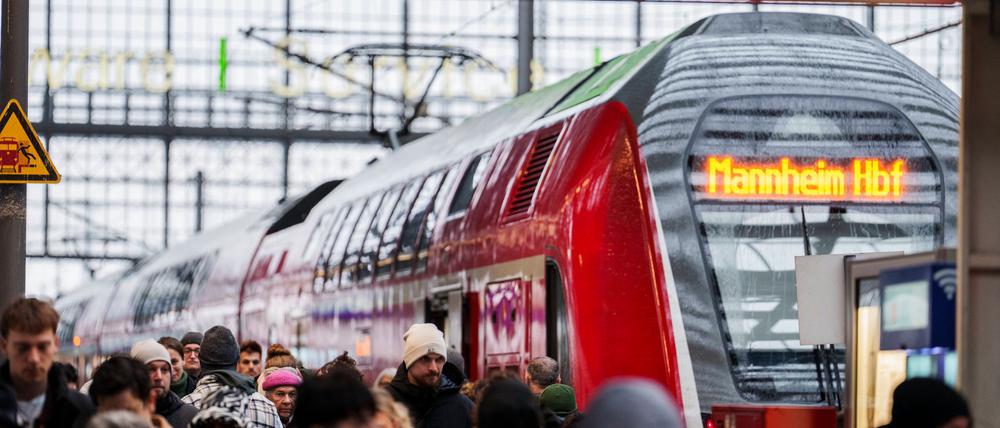 Zum Anrollen des Zugverkehrs auf der sanierten Riedbahn kam es noch zu Verspätungen - es ruckelt sich aber ein.