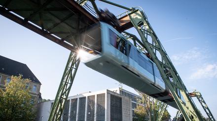 Die Schwebebahn in Wuppertal - die Stadt gehört zu den höher verschuldeten Kommunen in Nordrhein-Westfalen.