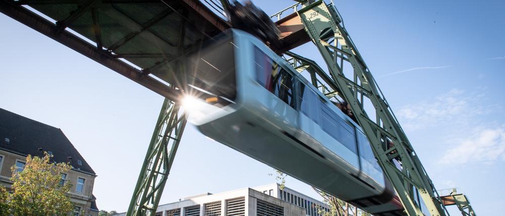 Die Schwebebahn in Wuppertal - die Stadt gehört zu den höher verschuldeten Kommunen in Nordrhein-Westfalen.
