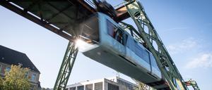 Die Schwebebahn in Wuppertal - die Stadt gehört zu den höher verschuldeten Kommunen in Nordrhein-Westfalen.