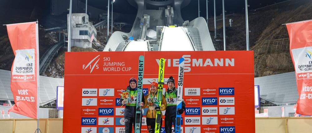 Katharina Schmid (M) bejubelt ihren Sieg auf der Olympia-Anlage.