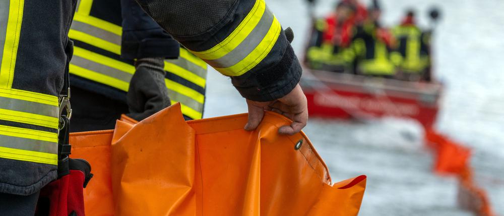 Eine Ölsperre wird aufs Wasser gezogen (Symbolbild).
