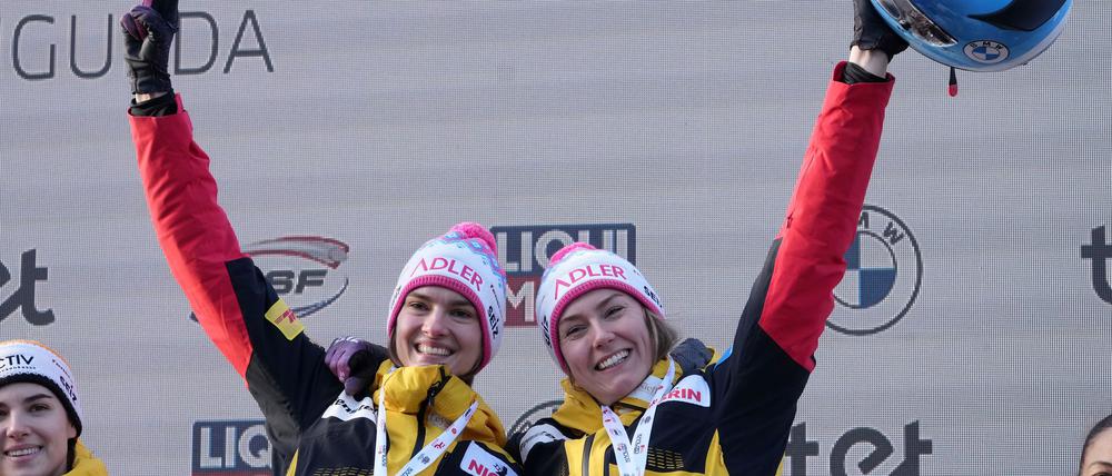 Siegerin Laura Nolte (r) und Neele Schuten aus Deutschland jubeln bei der Siegerehrung. Auch diesmal gewann Nolte, allerdings mit einer neuen Anschieberin. 