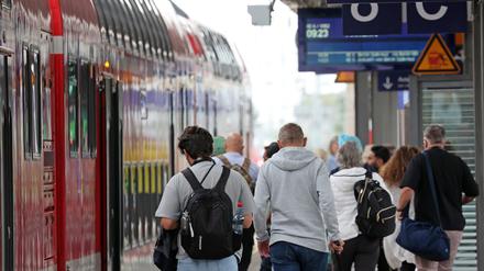 Reisende sind auf dem Hauptbahnhof mit dem Zug angekommen. Mit dem Fahrplanwechsel verkehren auch die Züge auf der Strecke Hamburg - Berlin wieder regulär.