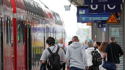 Mit dem Fahrplanwechsel verkehren auch die Züge auf der Strecke Hamburg - Berlin wieder regulär. (Archivbild)