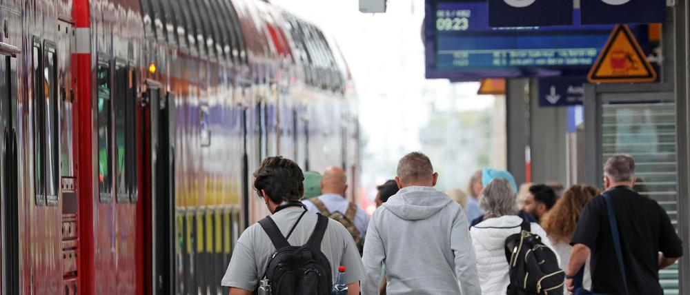 Mit dem Fahrplanwechsel verkehren auch die Züge auf der Strecke Hamburg - Berlin wieder regulär. (Archivbild)