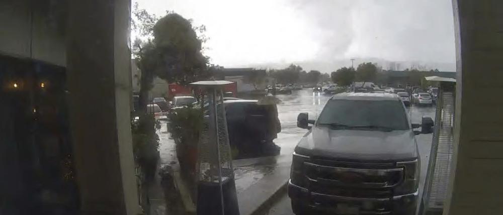 Dieses Bild aus einem von Bruno’s Bar and Grill zur Verfügung gestellten Video zeigt einen Tornado, der auf Scotts Valley trifft.