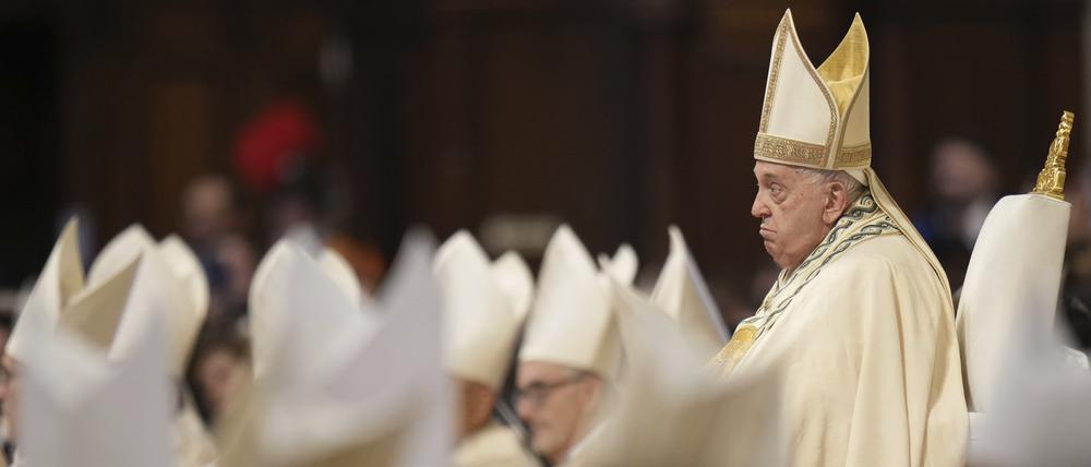 Papst Franziskus steht einer Messe im Petersdom im Vatikan mit den 21 neuen Kardinälen vor, die er am Vortag während eines öffentlichen Konzils ernannt hat.