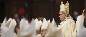 Papst Franziskus steht einer Messe im Petersdom im Vatikan mit den 21 neuen Kardinälen vor, die er am Vortag während eines öffentlichen Konzils ernannt hat. 