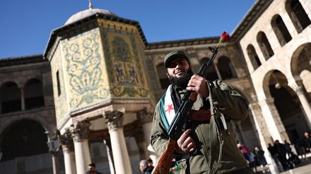 HTS-Milizionär vor der Umayyad Moschee in Damaskus.