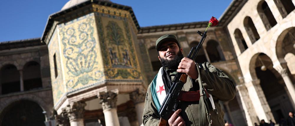 HTS-Milizionär vor der Umayyad Moschee in Damaskus.