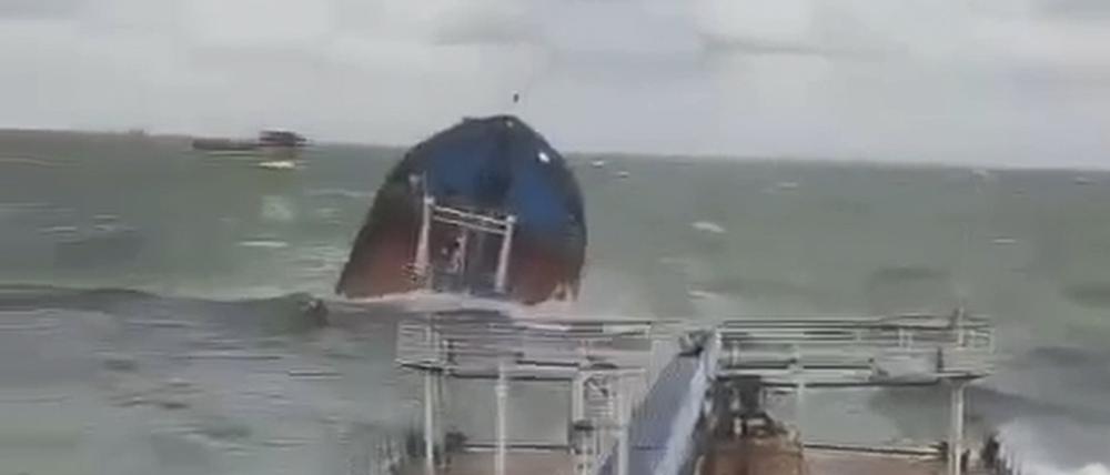 Der Tanker „Wolgoneft-212“ ist in der Meerenge von Kertsch in Seenot geraten.