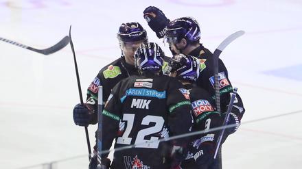 Nach etwas mehr als einer Minute feiern die Eisbären das 1:0.