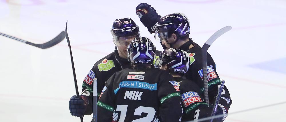 Nach etwas mehr als einer Minute feiern die Eisbären das 1:0.