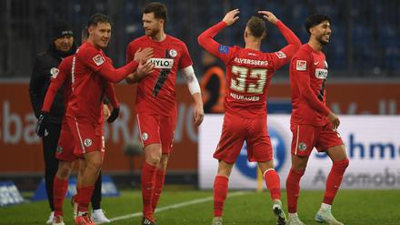 Die Spieler der SV Elversberg feiern die Tabellenführung in der 2. Liga.