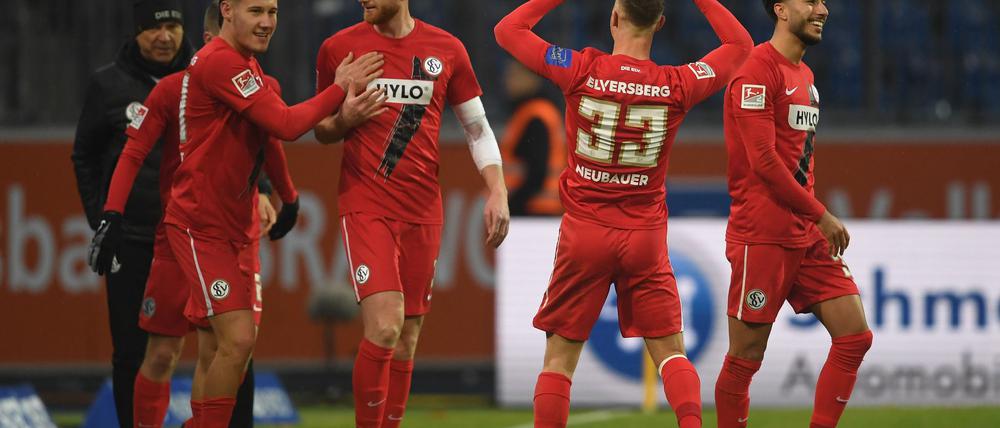 Die Spieler der SV Elversberg feiern die Tabellenführung in der 2. Liga.