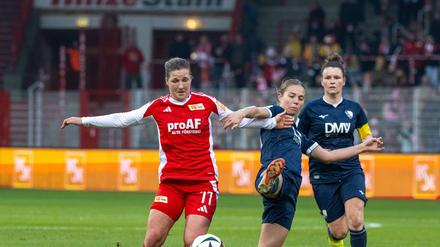 Dina Orschmann (links, hier im Spiel gegen Bochum) zeigte sich zum Hinrundenabschluss gewohnt treffsicher.