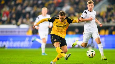 Dresdens Jakob Lemmer erzielt das Tor zum 2:1 gegen Mannheeim.