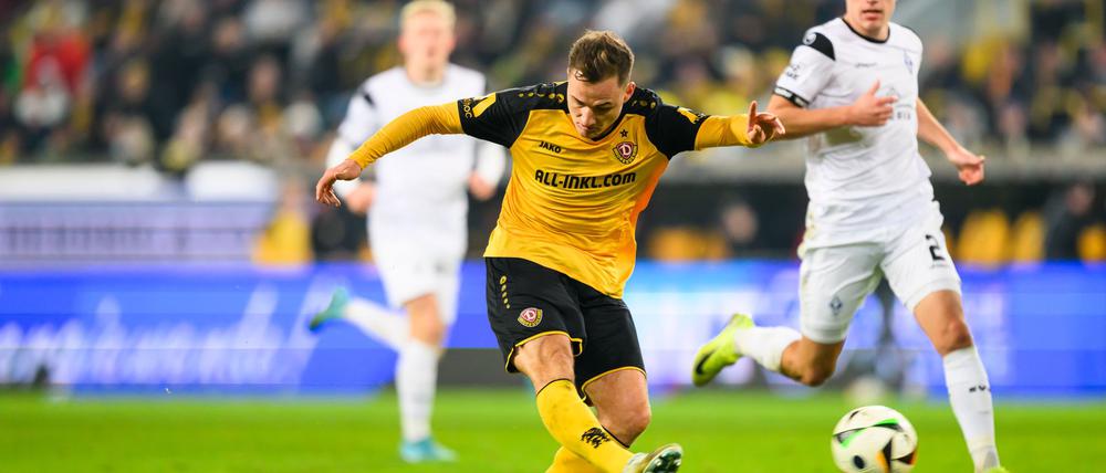 Dresdens Jakob Lemmer erzielt das Tor zum 2:1 gegen Mannheeim.