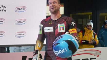 Johannes Lochner fährt beim Zweierbob-Weltcup in Sigulda mit seinem neuen Anschieber Jörn Wenzel sofort auf Rang eins. 