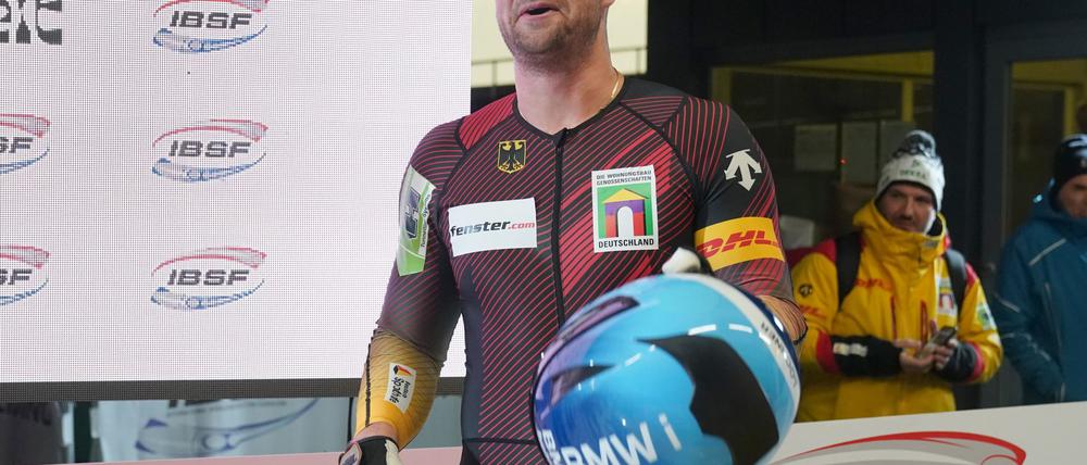 Johannes Lochner fährt beim Zweierbob-Weltcup in Sigulda mit seinem neuen Anschieber Jörn Wenzel sofort auf Rang eins. 