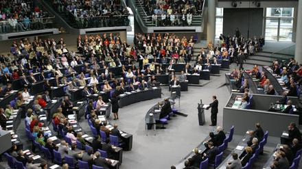 Bundeskanzler Gerhard Schröder gibt am Freitag (01.07.2005) in Berlin vor dem Deutschen Bundestag eine Erklärung zu seinem Antrag über die Vertrauensfrage ab.