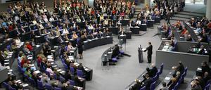 Bundeskanzler Gerhard Schröder gibt am Freitag (01.07.2005) in Berlin vor dem Deutschen Bundestag eine Erklärung zu seinem Antrag über die Vertrauensfrage ab.