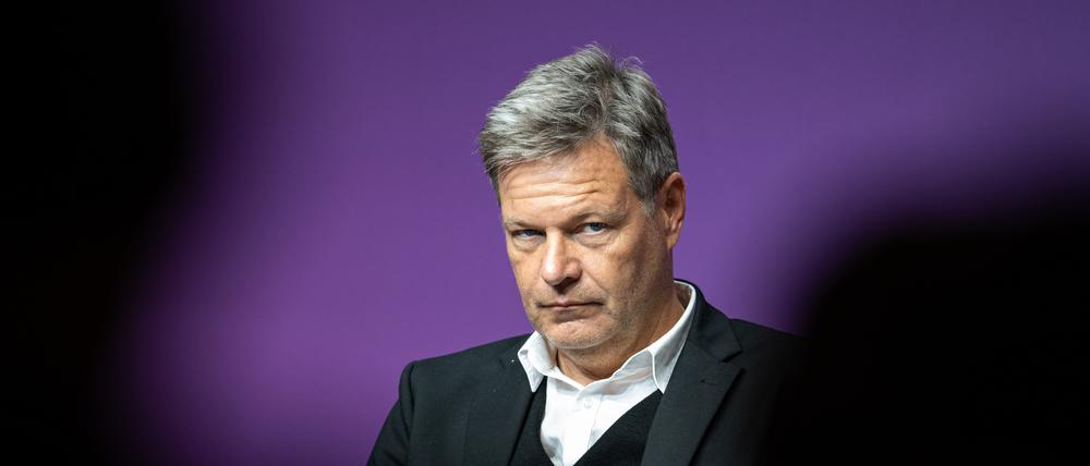 Robert Habeck (Bündnis 90/Die Grünen), Vizekanzler und Bundesminister für Wirtschaft und Klimaschutz, sitzt alleine auf der Bühne während der Festveranstaltung «150 Jahre Wirtschaftsvereinigung Stahl».
