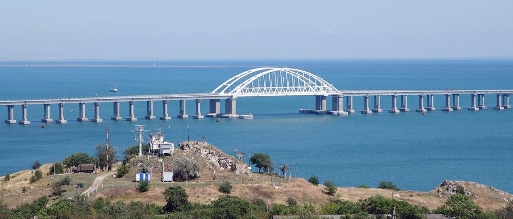 Eine Brücke über die Meerenge von Kertsch verbindet seit Jahren die von Russland annektierte Krim mit dem russischen Festland. (Archivbild)
