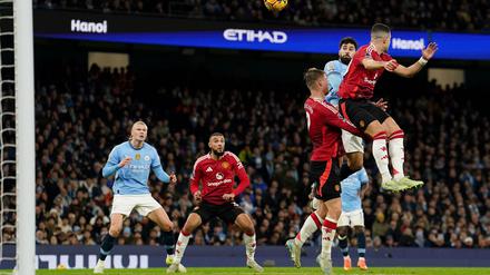 Josko Gvardiol (2.v.r) erzielt den Führungstreffer für Manchester City.