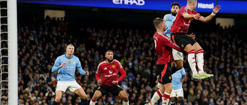 Josko Gvardiol (2.v.r) erzielt den Führungstreffer für Manchester City.