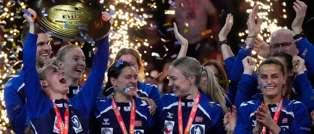 Die Norwegerinnen feiern den EM-Titel.
