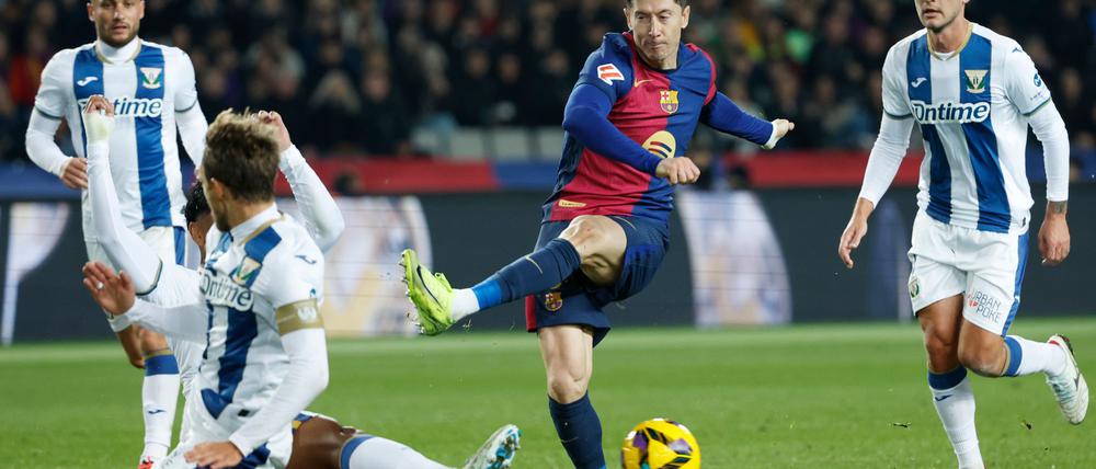 Auch Robert Lewandowski (Mitte) konnte die Niederlage des FC Barcelona in der Liga nicht verhindern