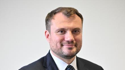 Brandenburgs neuer Wirtschaftsminister Daniel Keller (SPD) will das Tempo beim Ausbau der erneuerbaren Energien nicht drosseln (Archivbild). 