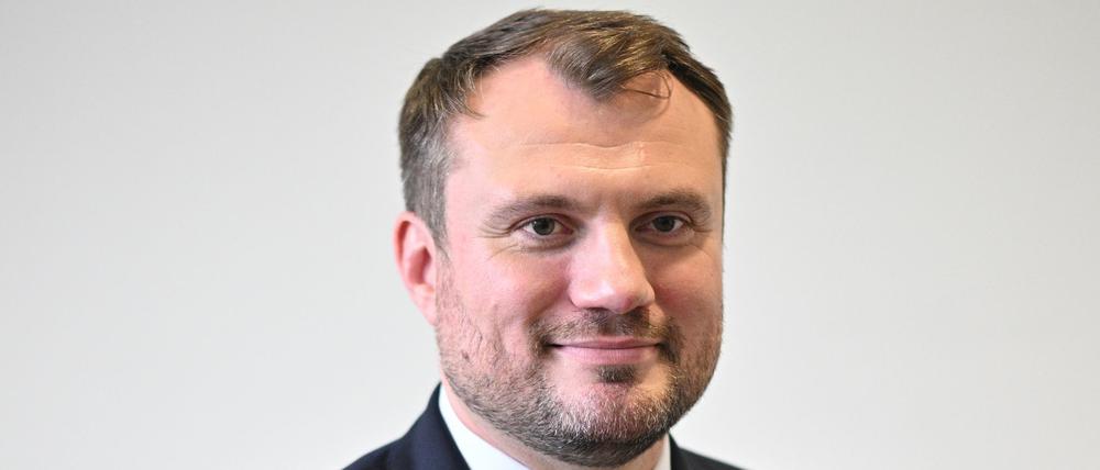 Brandenburgs neuer Wirtschaftsminister Daniel Keller (SPD) will das Tempo beim Ausbau der erneuerbaren Energien nicht drosseln (Archivbild).