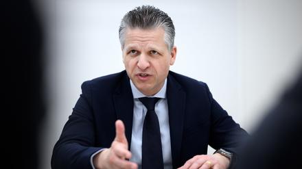  Erster Parlamentarischer Geschäftsführer der CDU/CSU-Bundestagsfraktion, sitzt bei einem Interview mit der Deutschen Presse-Agentur dpa im Newsroom der Nachrichtenagentur.