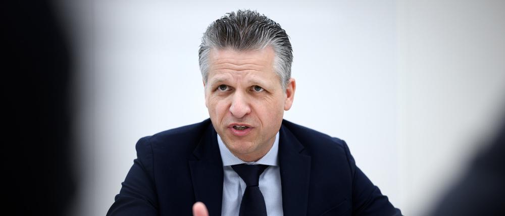 Erster Parlamentarischer Geschäftsführer der CDU/CSU-Bundestagsfraktion, sitzt bei einem Interview mit der Deutschen Presse-Agentur dpa im Newsroom der Nachrichtenagentur.