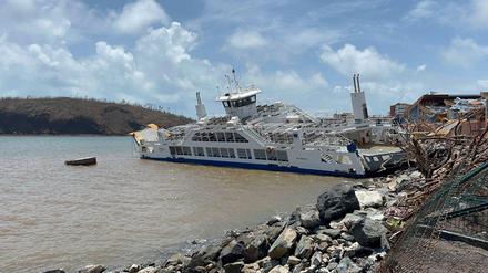 Das Schiff „Karihani“ ist nach dem Zyklon „Chido“, der das französische Territorium Mayotte im Indischen Ozean heimgesucht hat, zwischen Trümmern in Mamoudzou gestrandet.