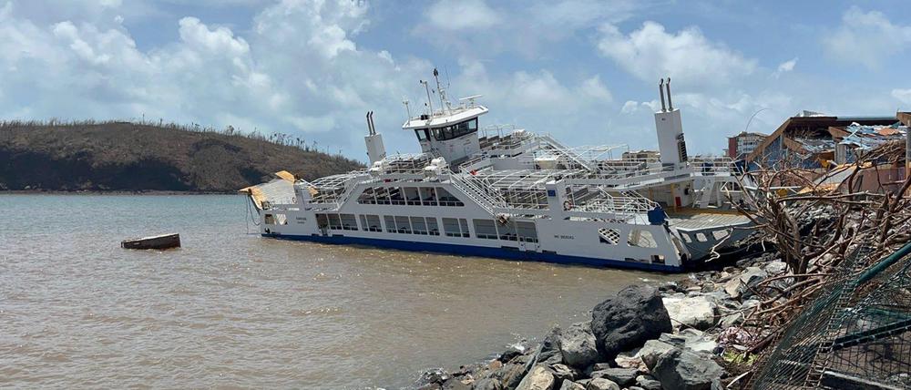 Das Schiff „Karihani“ ist nach dem Zyklon „Chido“, der das französische Territorium Mayotte im Indischen Ozean heimgesucht hat, zwischen Trümmern in Mamoudzou gestrandet.