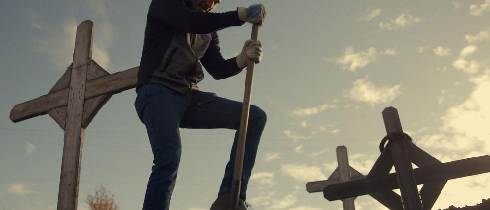 Chief Willie Sellars schaufelt ein Grab.