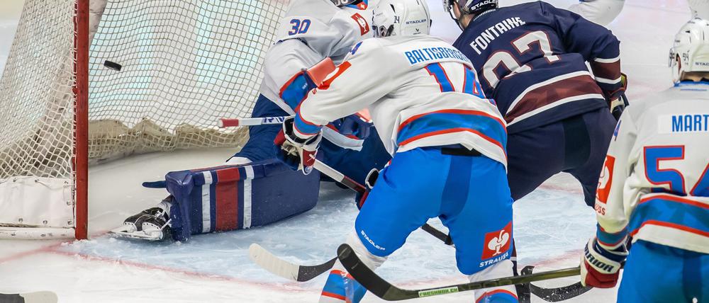 Die Eisbären Berlin hoffen im Rückspiel gegen den Schweizer Meister ZSC Lions auf weitere Tore.